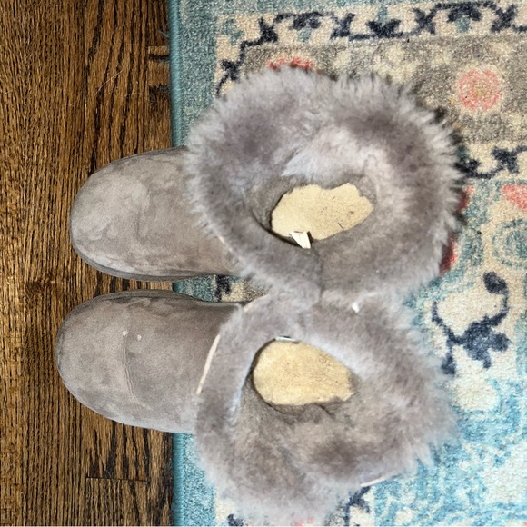 Ugg Mini Bailey Button - Picture 3 of 5